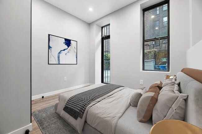 Building Photo - 437 W 46th St Rental