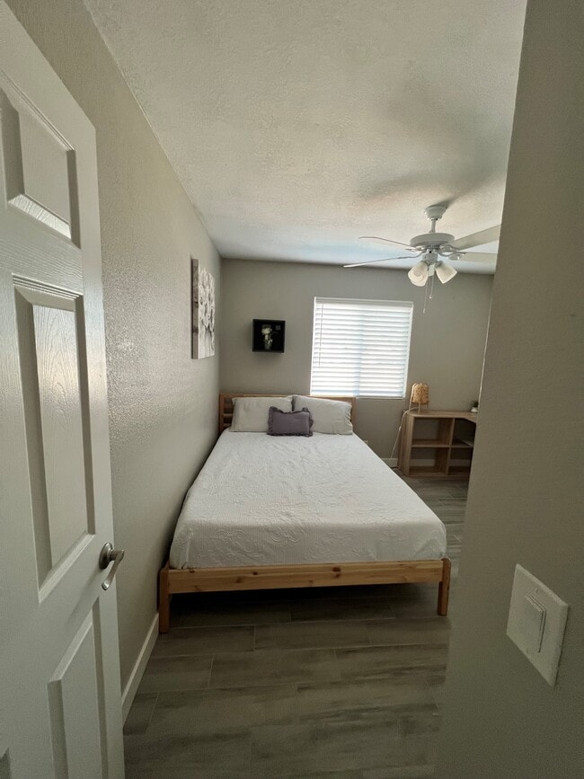 Photo - 1332 W Straford Dr