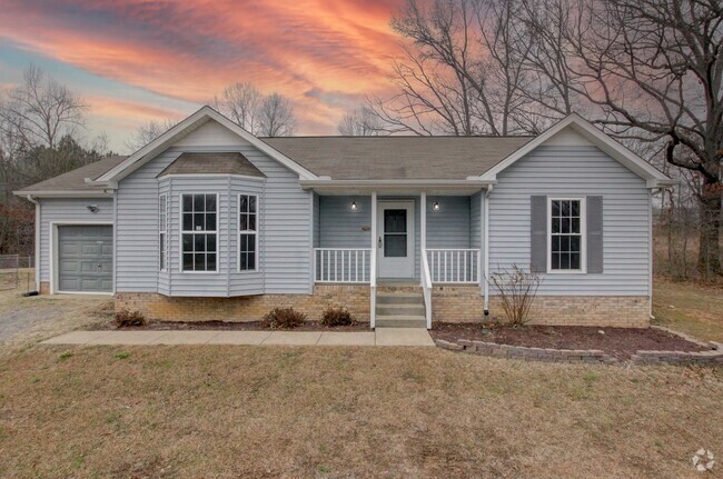 Building Photo - Charming Ranch Style Home On Over An Acre ...