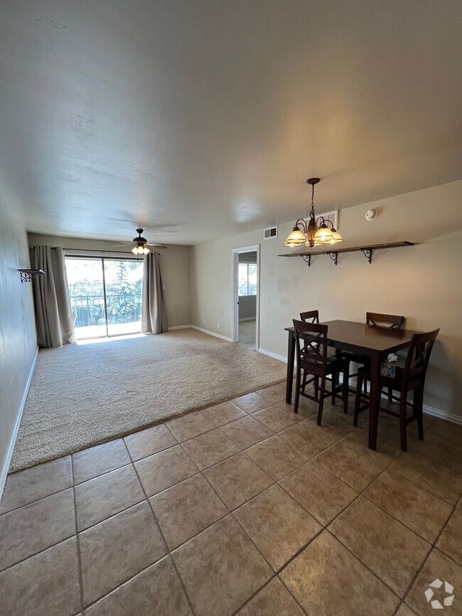 Building Photo - AVAILABLE NOW! Village at University Heigh... Rental