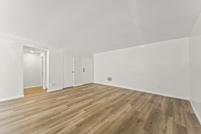 Building Photo - 18530 Hatteras St Rental