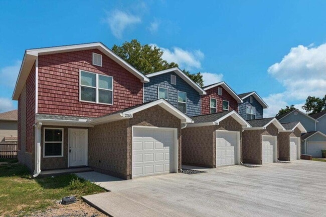 Building Photo - "Charming 2-Bedroom Townhouse with 2.5 Bat...