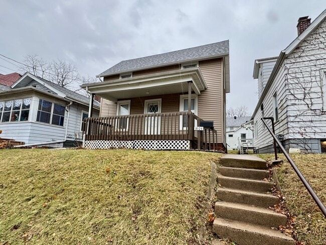 Building Photo - Updated 3BR Home with Central Air in Moline