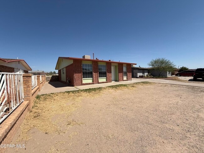 955 Versailles Dr