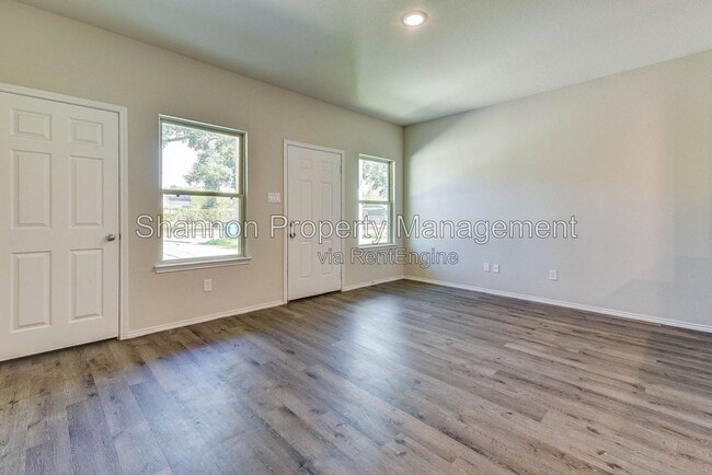 Photo - 407 E Avenue G