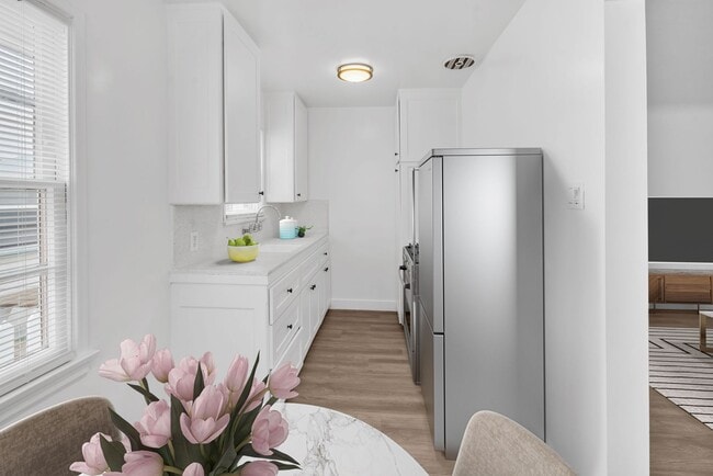 Photo - Newly Renovated Studio on 2nd Street- Belmont Heights Unidad 3207-20