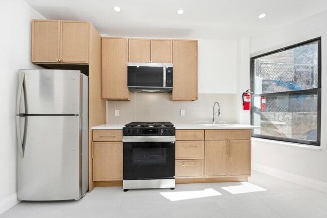 Building Photo - 346 Liberty Ave Unit 3