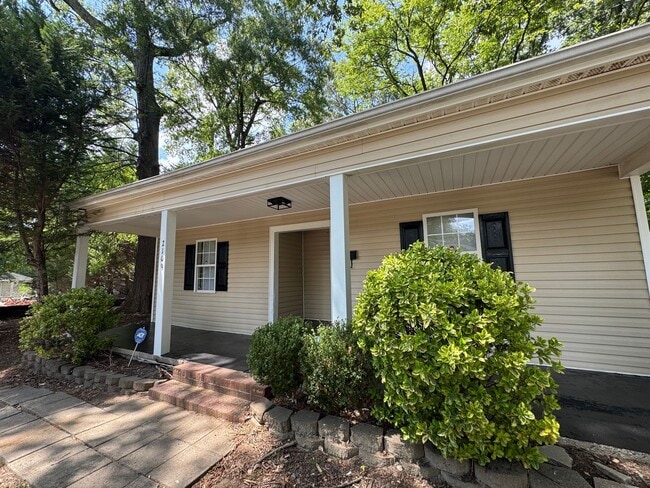 Building Photo - 3bed/2bath freshly renovated home!