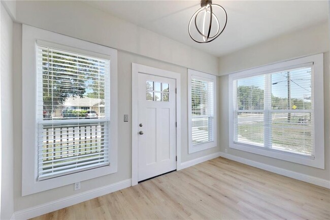 Photo - 719 W 3rd St