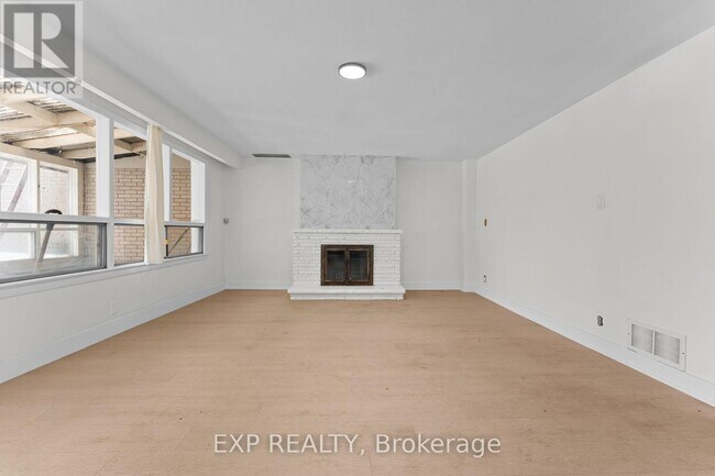 Photo - 1558 Queen St E