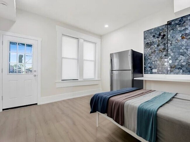 Photo - 944 N Damen Ave