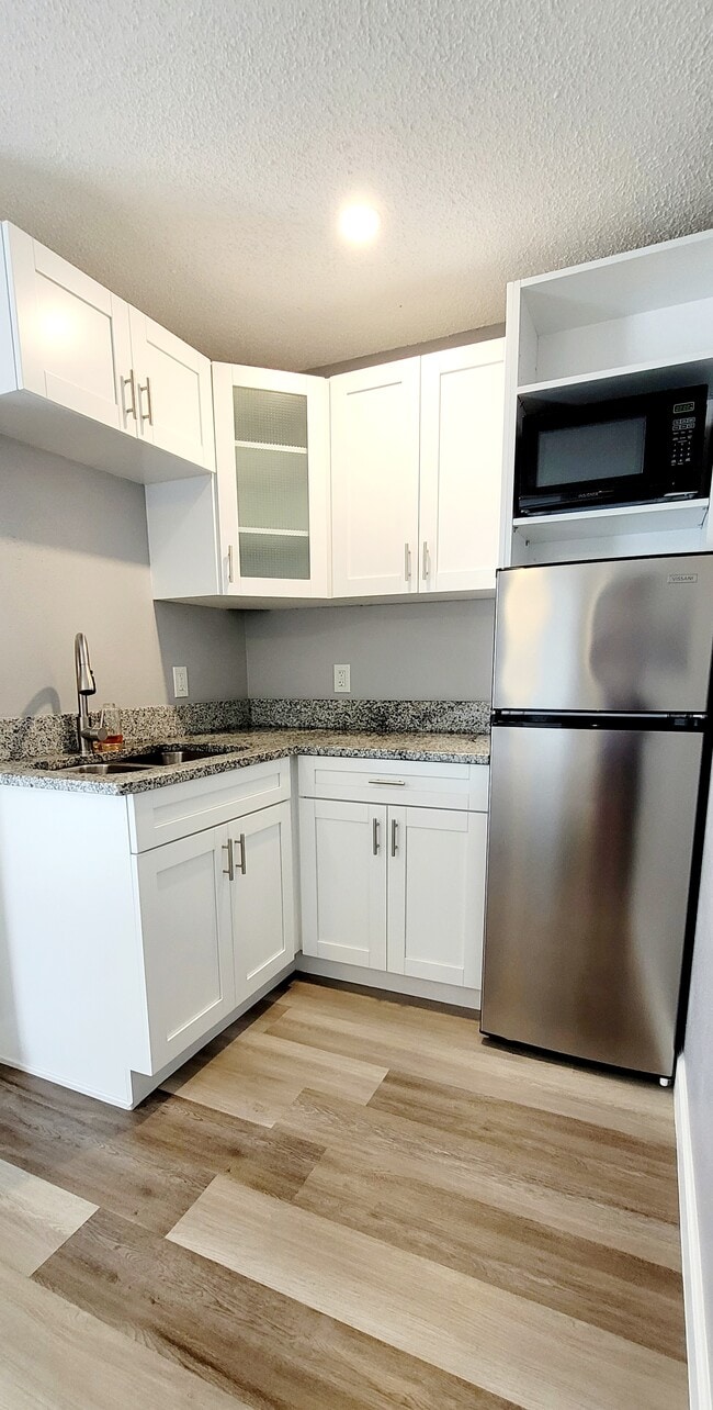 Building Photo - 6723 N Clearview Ave Unit C Rental