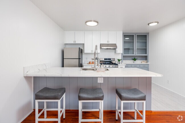 2 habitaciones, 2 baños, 100 m2, comedor - 325 E Stocker St Apartamentos