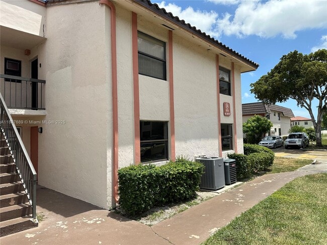 Photo - 855 NE 209th St Unidad 103-34