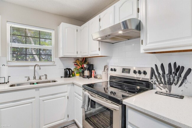 Photo - 2 br, 1 bath Triplex - 3410 Green Briar Ci...