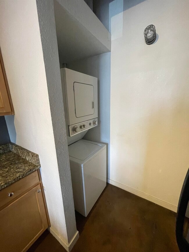 Building Photo - 420 N Adams St Unit 303