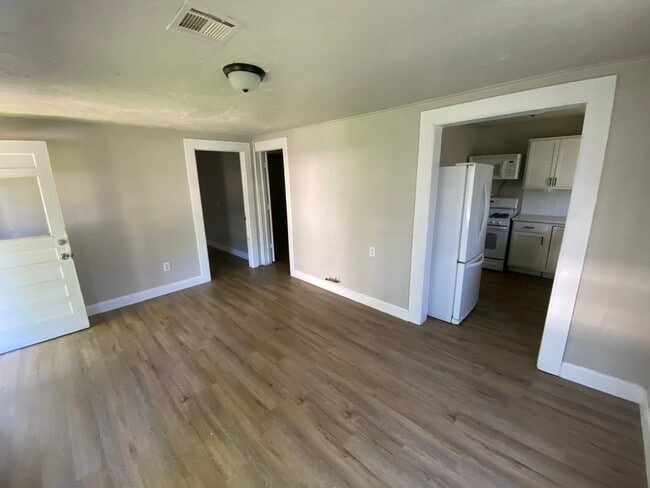 Photo - 611 W Cherry St