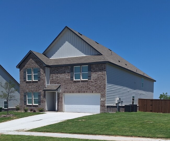 Building Photo - 1704 Dwelling Pl