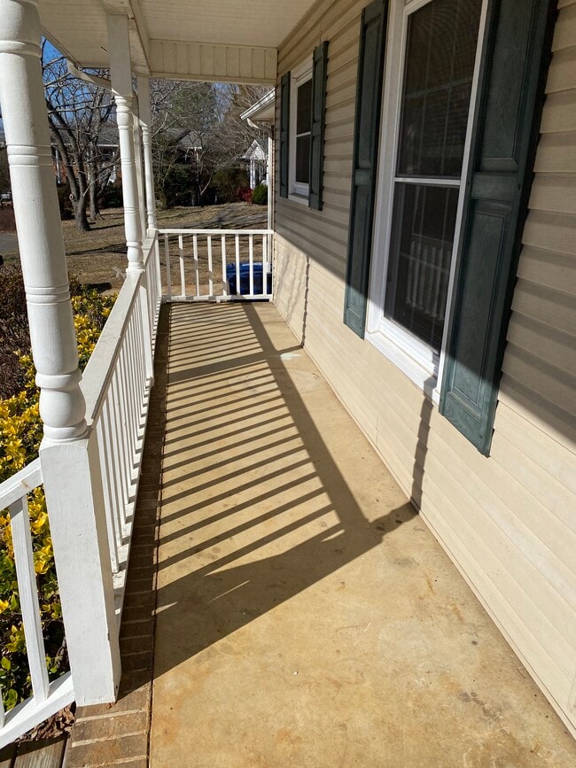 Photo - 8002 Greenwillow Ct SE