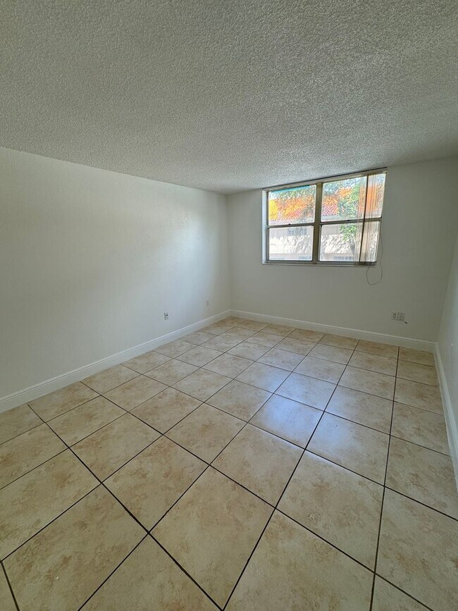1805 Sans Souci Blvd Apartment Unit 123 North Miami, FL