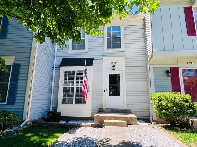 Building Photo - LAKE RIDGE TOWNHOUSE - HANDY TO QUANTICO A...