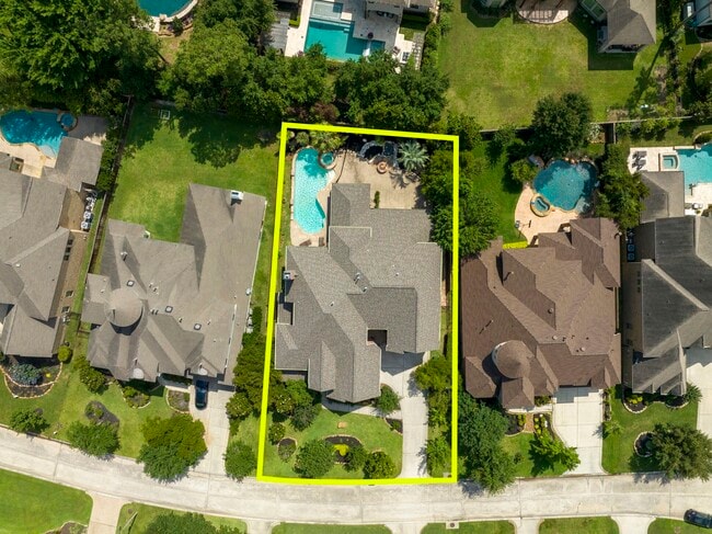 Photo - 18 Player Vista Pl