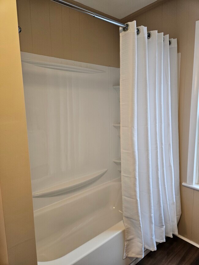 bathtub/shower - 533 Susquehanna Ave