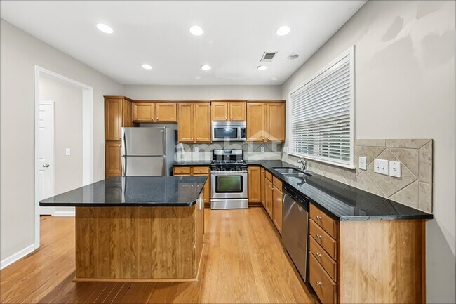 818 Poplar Ter