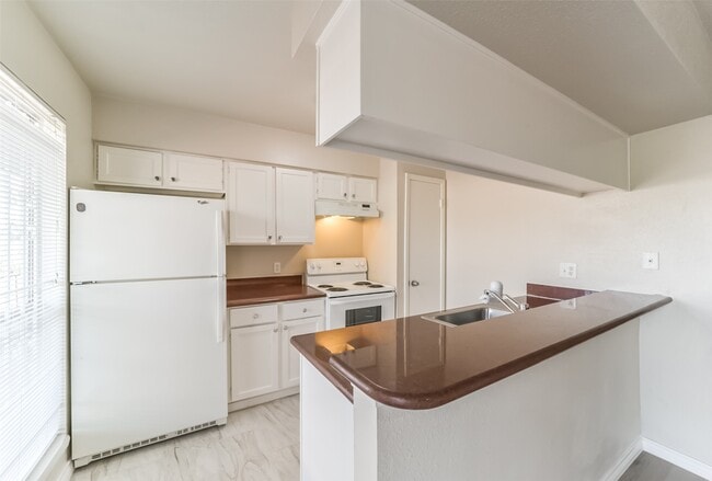 Building Photo - 6202 Skyline Dr Unit 44