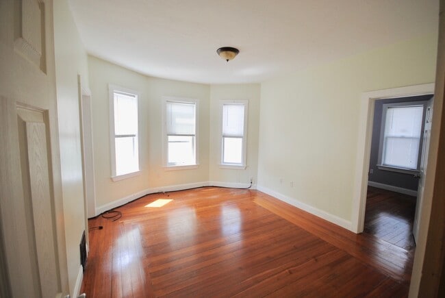 Building Photo - 1085 Dorchester Ave Unit 3