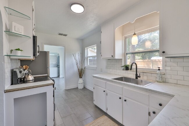 Photo - 5540 59th St N