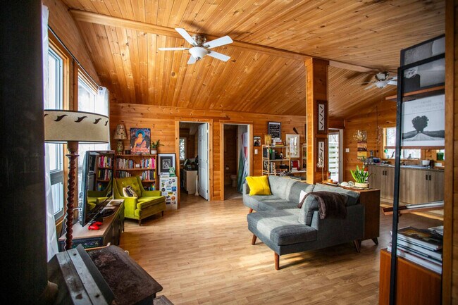 Photo - 943 Chem. Kennedy Unit SI ID1467753P