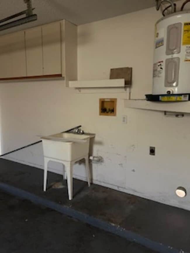 Building Photo - 2 bedroom / 2 bath available now!
