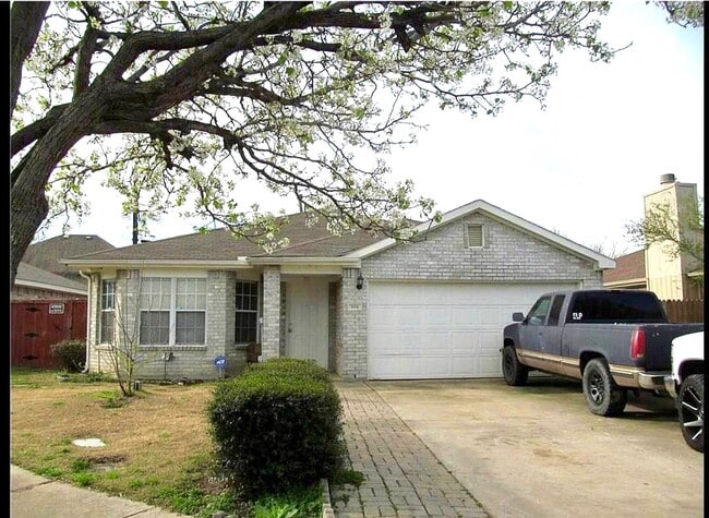 Photo - 104 Tarango Ln House