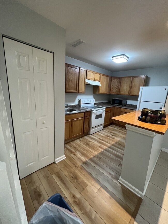 Photo - 207 Newtowne Sq