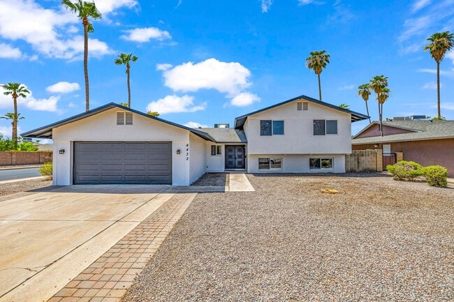 Building Photo - 6 bed/ 3.5 bath