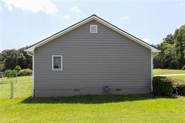 Photo - 374 McGiboney Rd