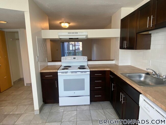 Photo - 140 N Beacon St Unidad A2