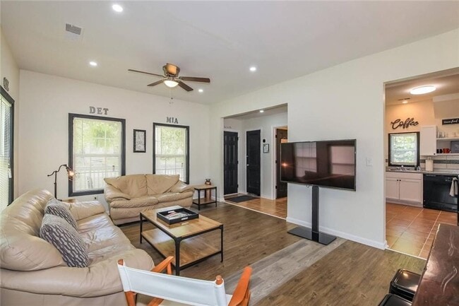 Photo - 64 Moury Ave SE