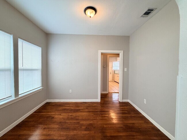 2238 N Interstate 35