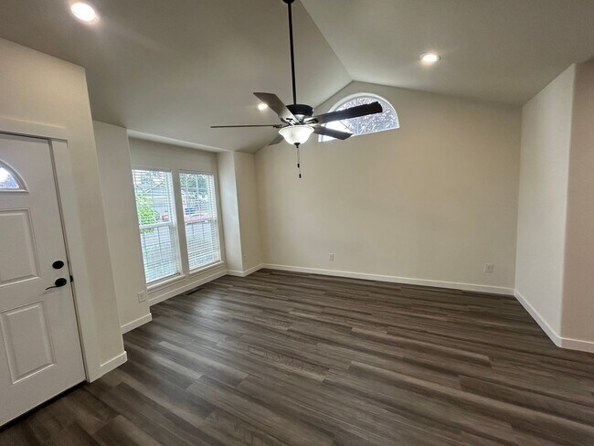 938-940 Boardwalk Ave. NE