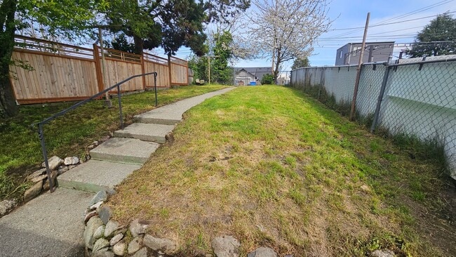 Photo - Cute 2-bed house,  Pet Friendly, Central location!