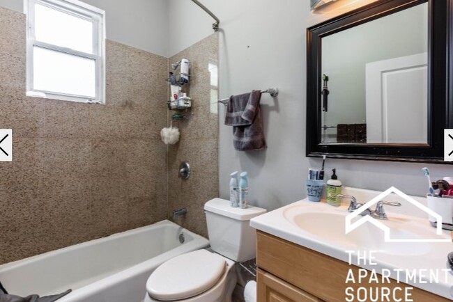 Photo - 1318 W Roscoe St Unit 4