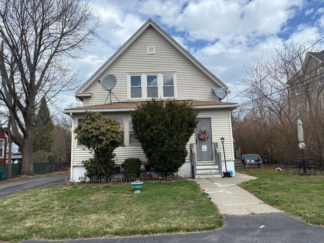 Building Photo - 19 Summerhill Ave Unit D