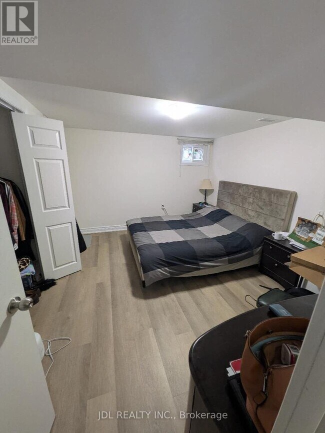 Photo - 345 Centre St E