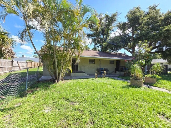Building Photo - Cute 1 bed/ 1 bath Duplex Available now in... Rental