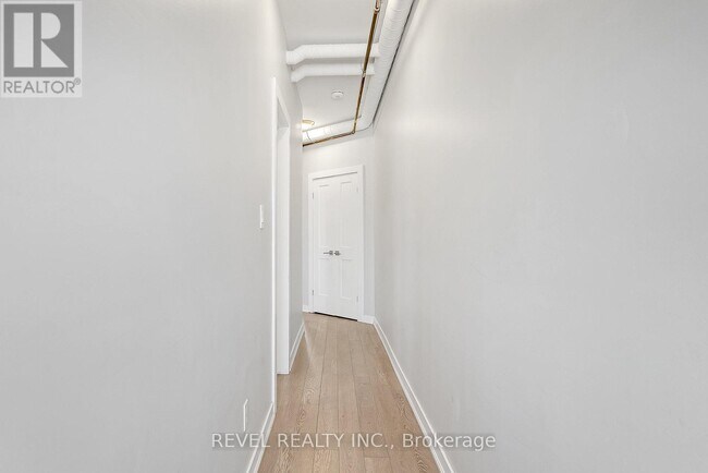 Photo - 657 Barton St E