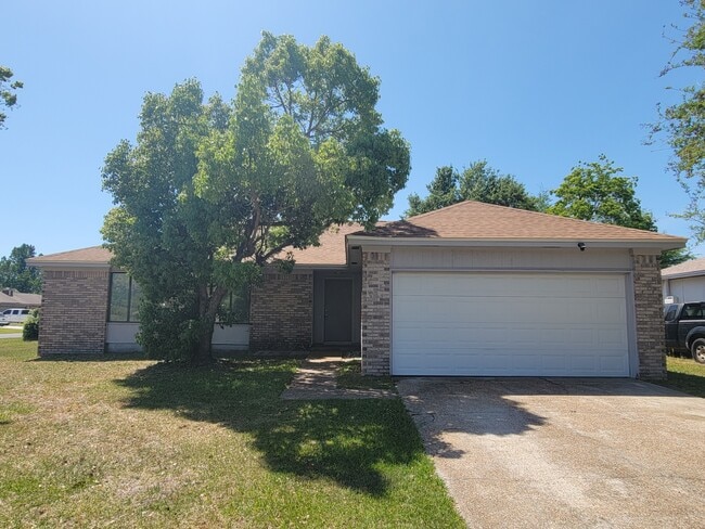 Building Photo - 3727 Greentree Pl