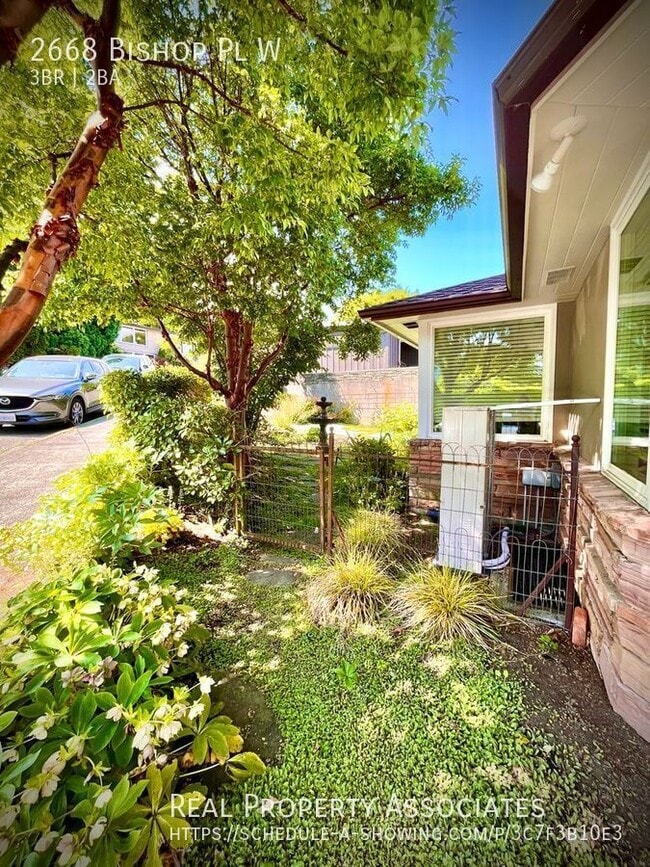 Photo - 2668 Bishop Pl W