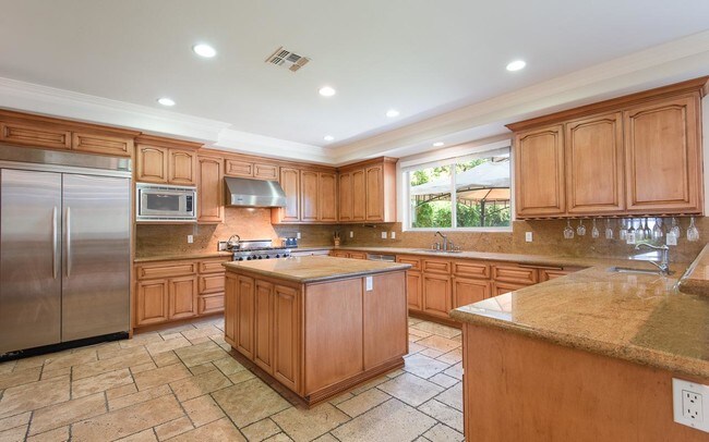 Photo - 16659 Addison St